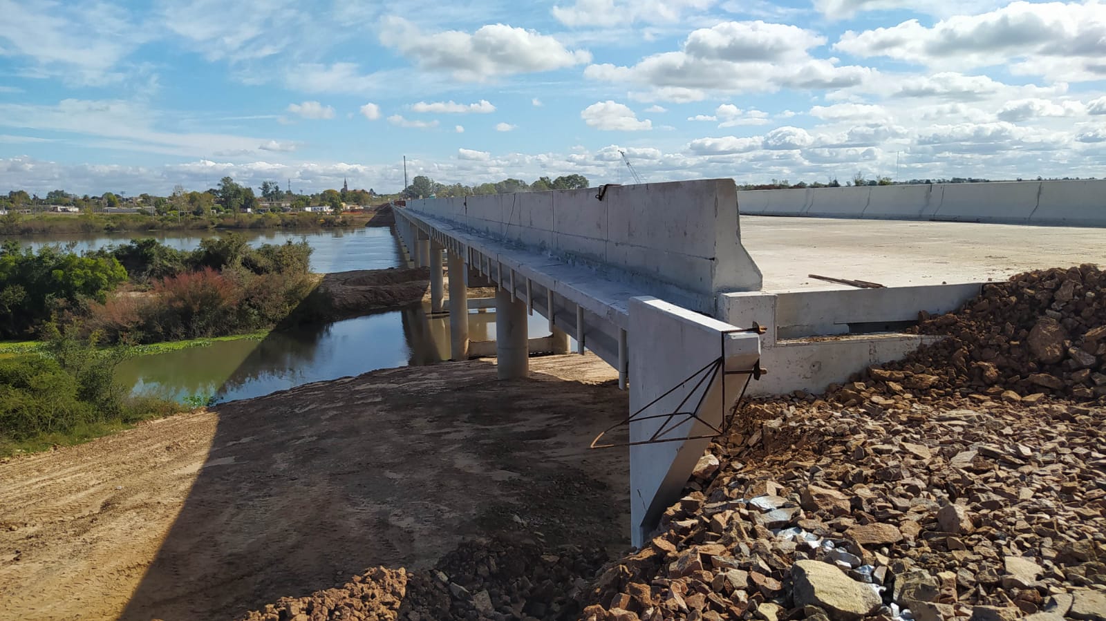 Cruzamos el nuevo puente sobre el Río Negro y transmitimos en vivo para